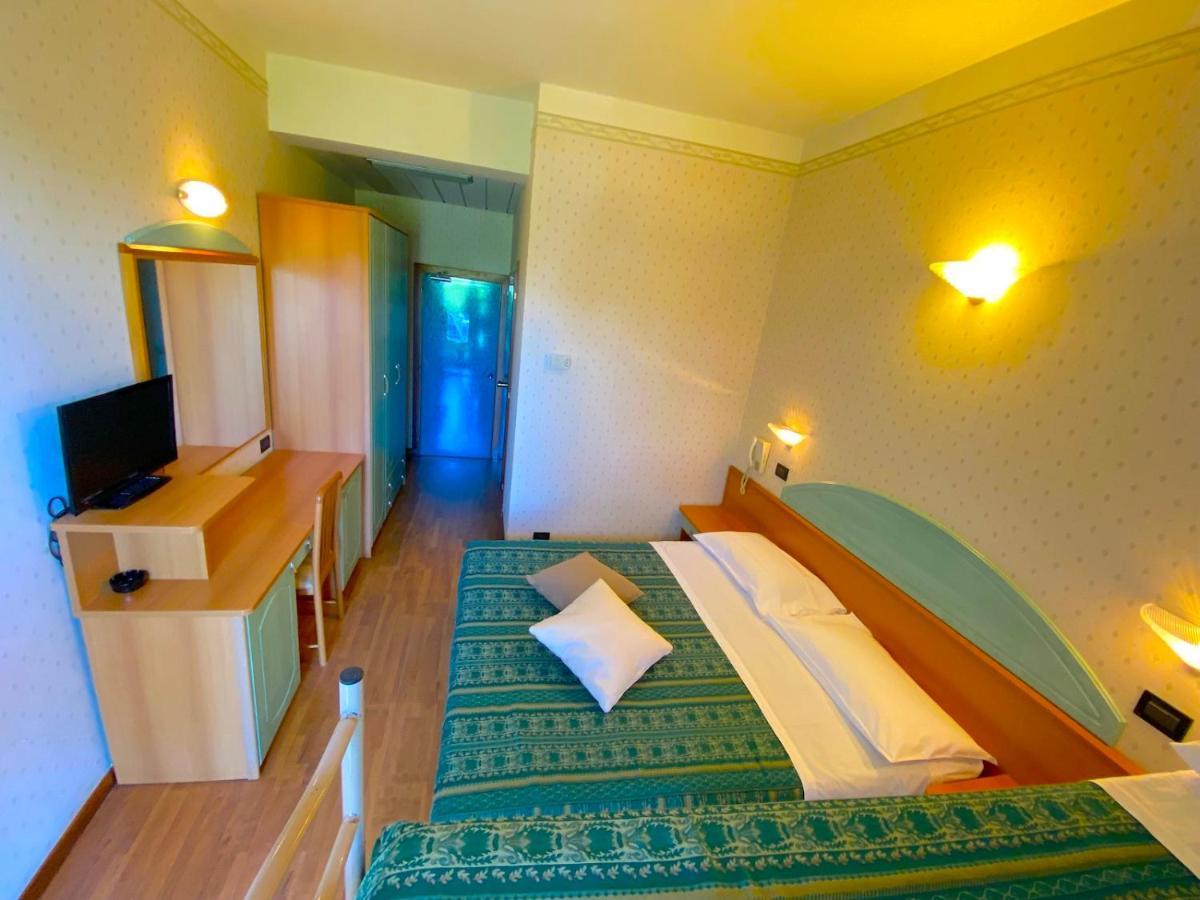 Hotel President Cattolica Esterno foto