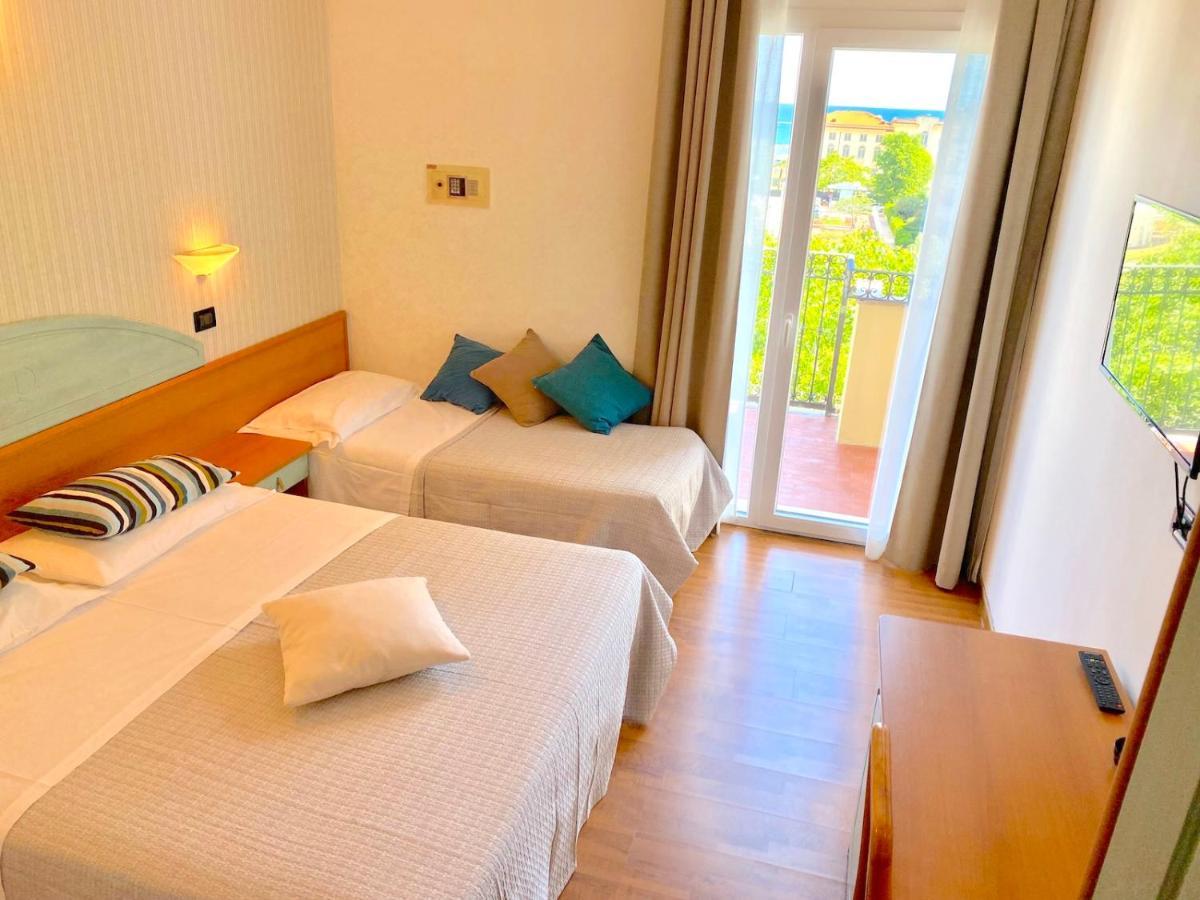 Hotel President Cattolica Esterno foto
