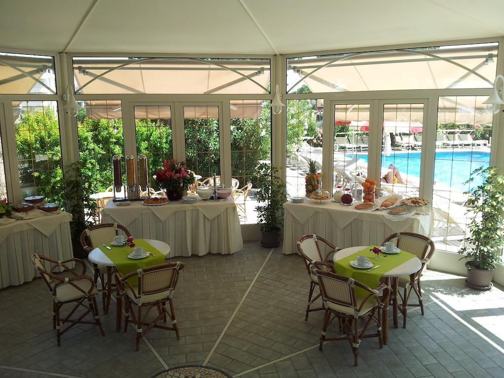 Hotel President Cattolica Esterno foto