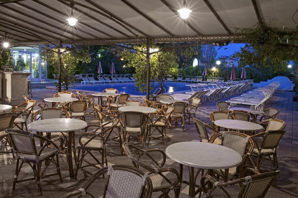 Hotel President Cattolica Esterno foto